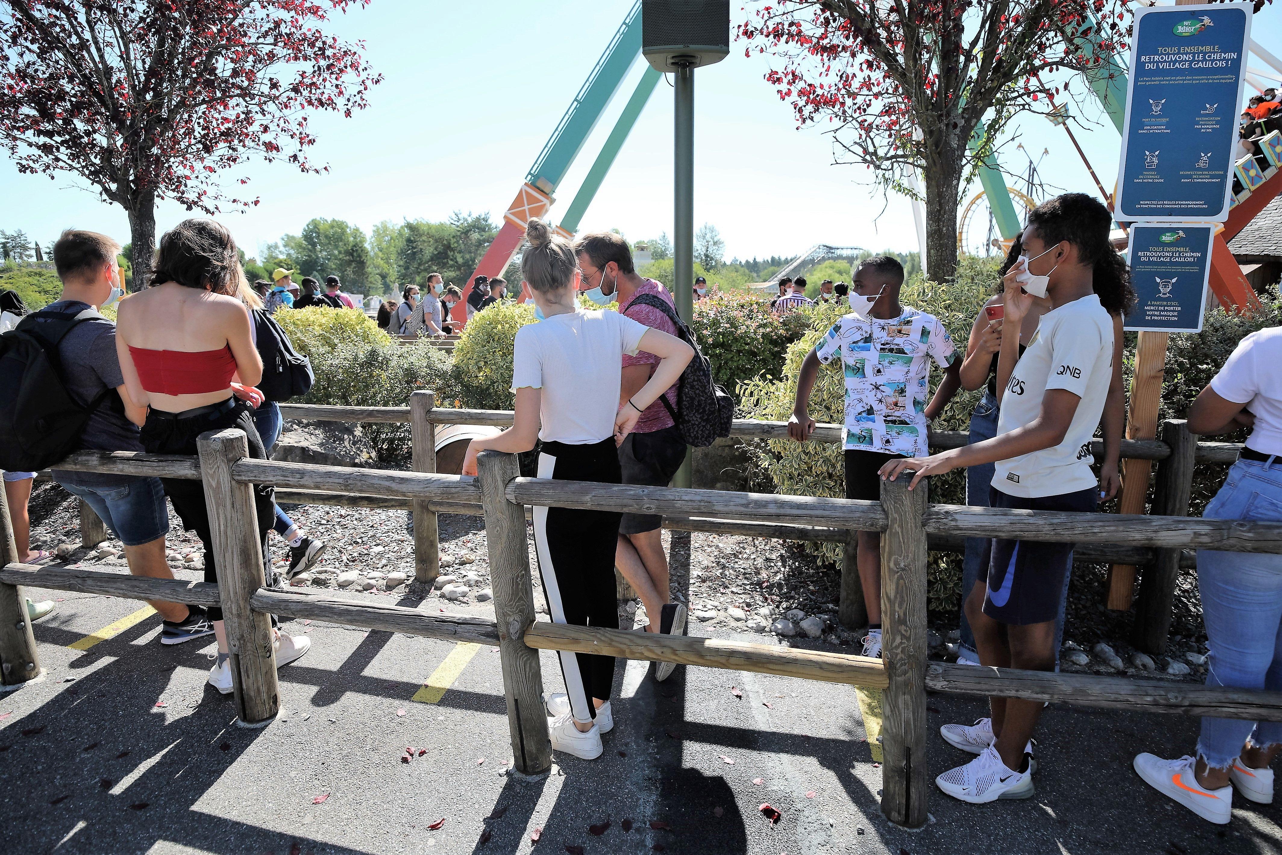 PARC  D ASTERIX MESURES COVID 19  DISTANCIATION  MARQUAGE AU SOL